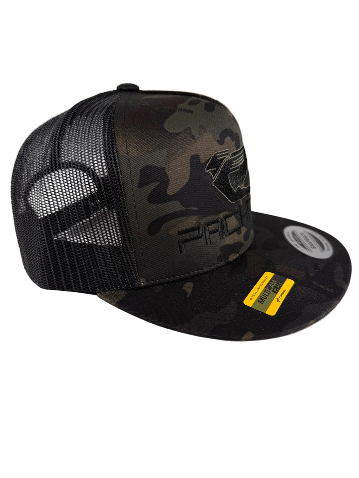 Gorra Trucker Bordada Ala Plana Logo Rojo