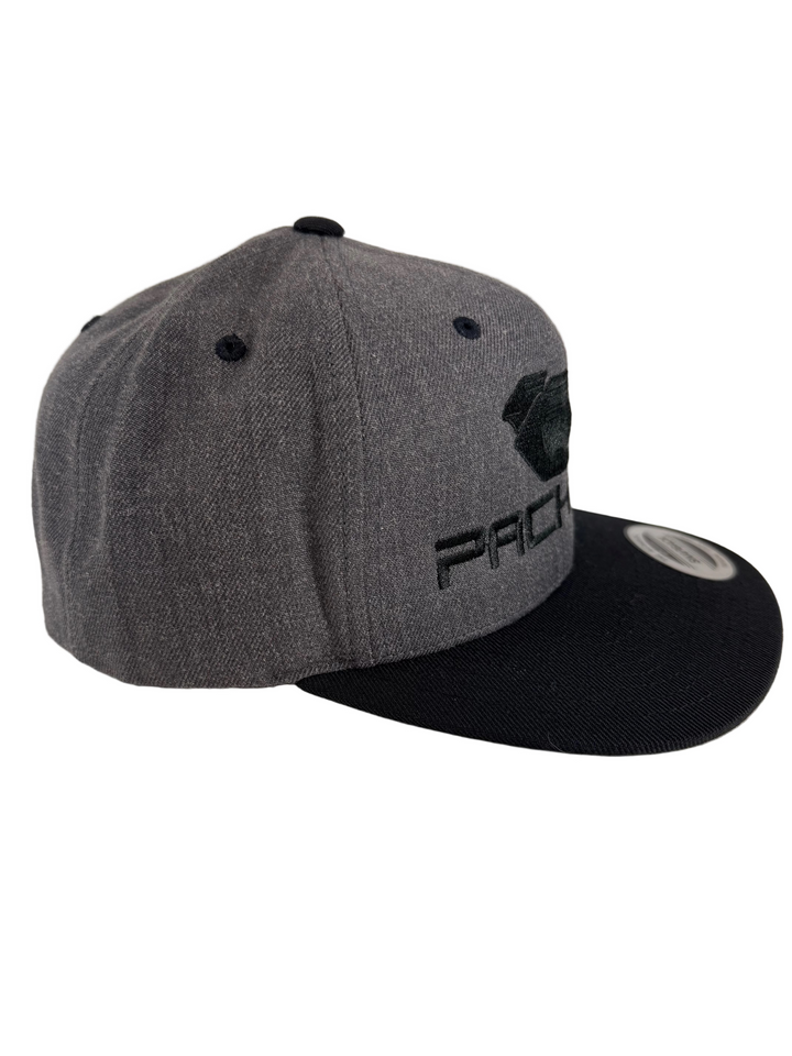 Logotipo bordado en rojo/gris con visera plana SnapBack