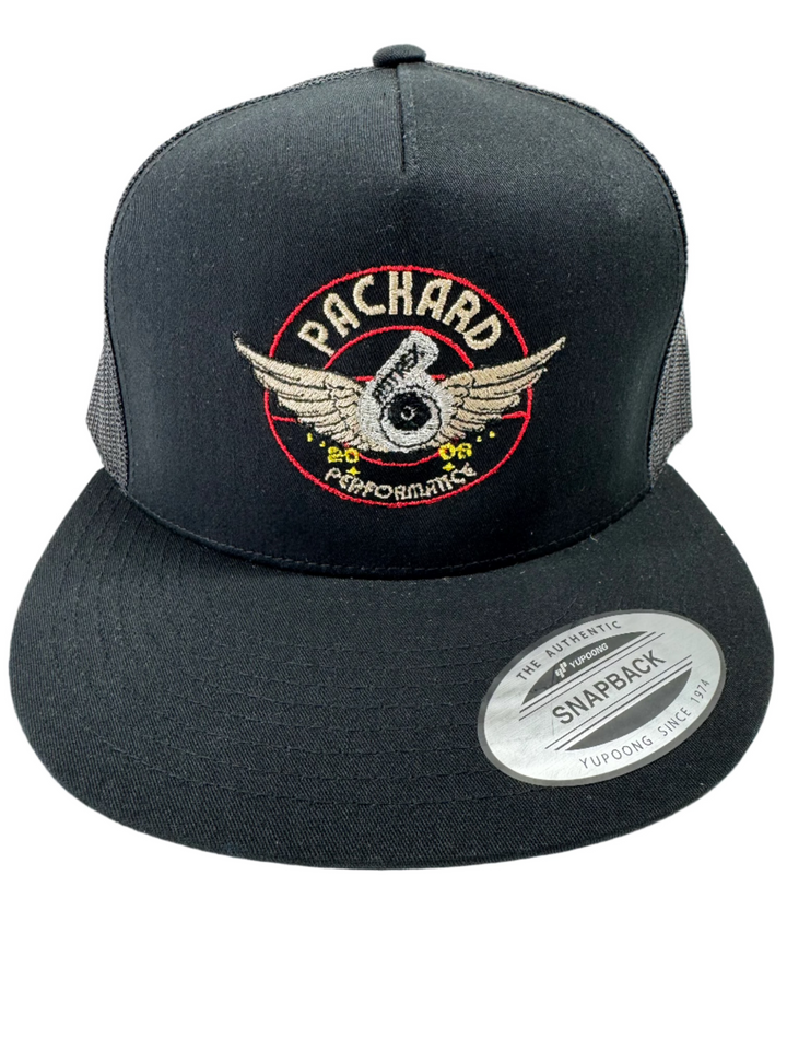 Gorra Trucker Bordada Ala Plana Logo Rojo