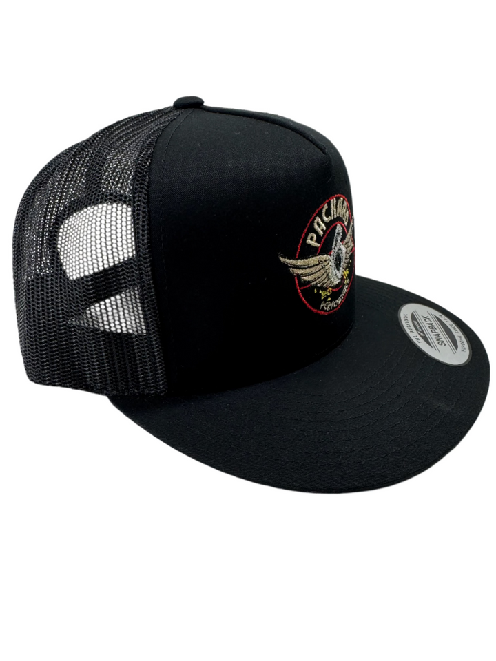 Gorra Trucker Bordada Ala Plana Logo Rojo