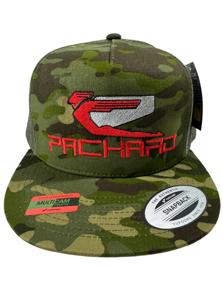 Gorra de camionero bordada con ala plana y logo rojo Camo