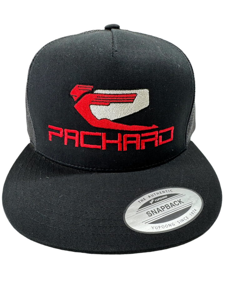 Gorra Trucker Bordada Ala Plana Logo Rojo
