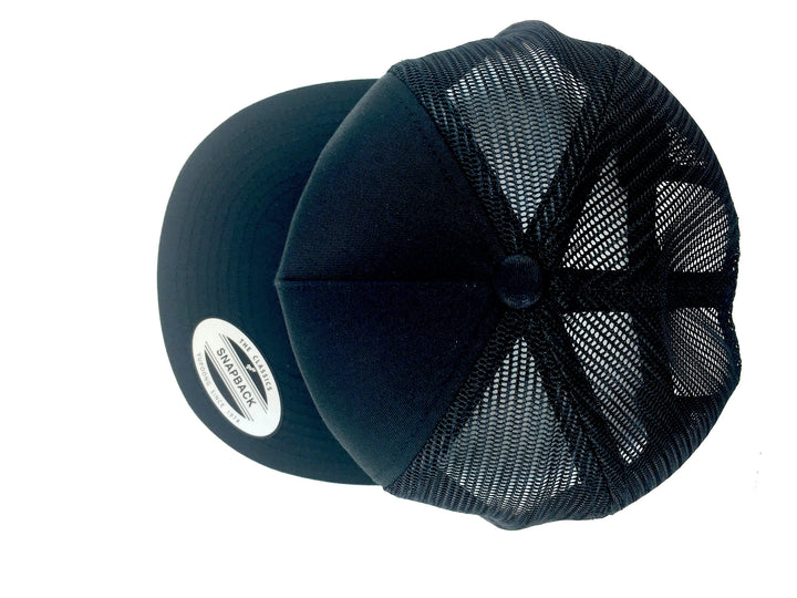Gorra Trucker Bordada Ala Plana Logo Rojo