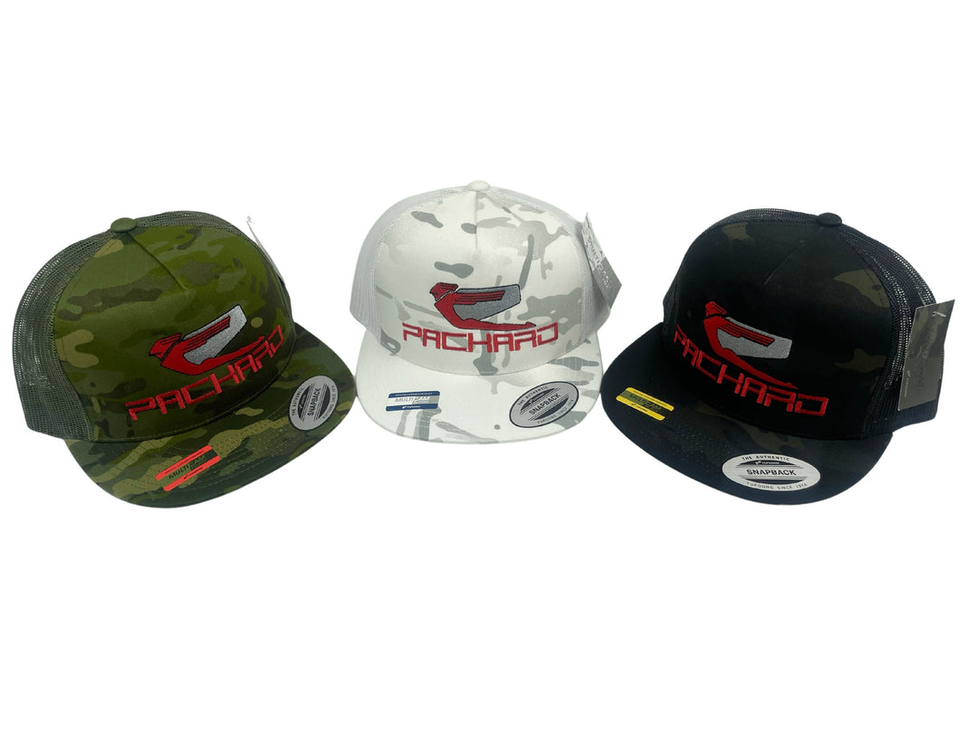 Gorra de camionero bordada con ala plana y logo rojo Camo