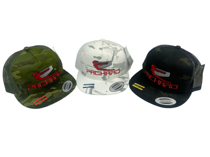 Gorra de camionero bordada con ala plana y logo rojo Camo